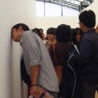 Intip Karya Seni dari Lubang Sebesar Jari 