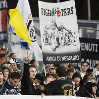 Suporter Lempari Bus Juventus