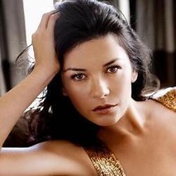 Main Teater, Dada Catherine Zeta-Jones Ngintip 