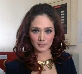 Mulan Jameela Cantik Berkalung Pita