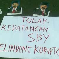 Tolak Kedatangan Presiden, Foto SBY-Boediono Diinjak-injak