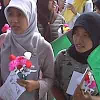 Peringati Hari Ibu, Aktivis Perempuan Bagi-bagi Bunga