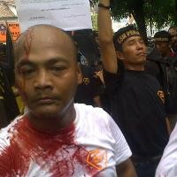 LSM Penjara Bawa Tren Pecahkan Gelas di Kepala Saat Demo 