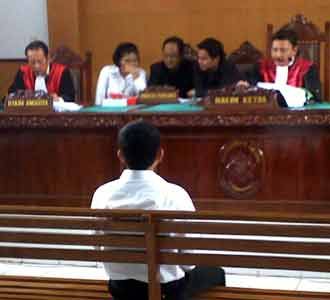 Daniel Dean Divonis 18 Tahun Bui