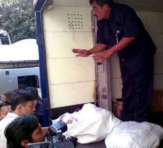 Truk Angkut Koin Prita ke BI