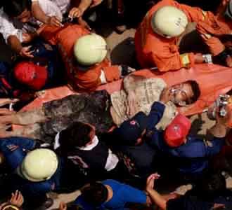 Evakuasi Korban Bangunan Roboh