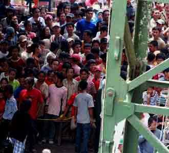 Warga Menyemut di Reruntuhan