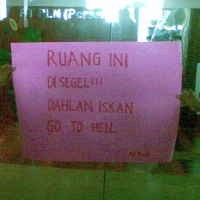 Pintu Ruang Dirut PLN Disegel