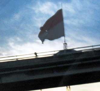 Bendera Robek Berkibar