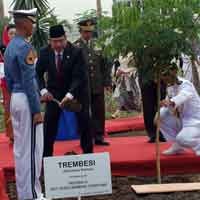 SBY Tanam Pohon di Hutan Kota Kobangdikal 