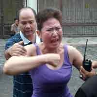 Rumah Mantan Kepala Cabang Bank Century Dilempari Telur