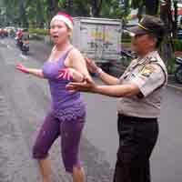 Pakai Topi Santa Claus, Gayatri Menari di Tengah Jalan