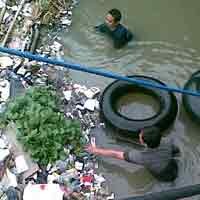 Warga dan Satpol PP Lakukan Pencarian