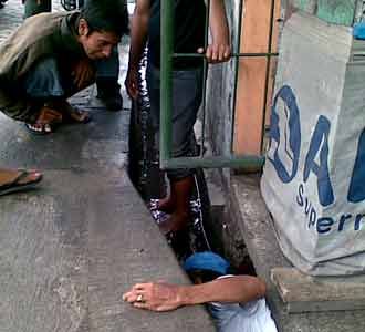 Rozak Hilang Terseret Arus Selokan