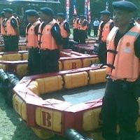 Polda Jabar Buat Perahu Rakit dari Jerigen dan Bambu