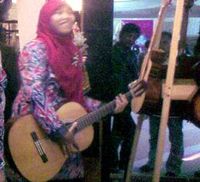 Netty Petik Gitar dan Coba Sepatu Batik 