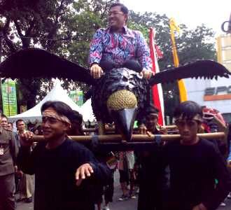 Heryawan Naik Manuk Dadali