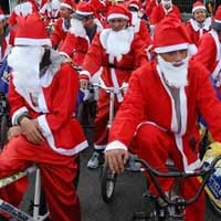 Sinterklas Rahasia, Bagi-bagi Uang di Malam Natal