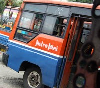 Metromini Tabrak Pembatas Jalan di Grogol, Sopir & Kernet Luka 