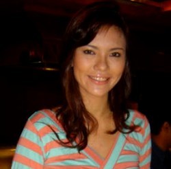 Aline Adita Makin Relijius di Natal 2009