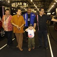 Fauzi Bowo Bawa Cucu Nonton Pameran Mobil Klasik