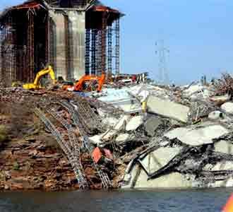 Jembatan di India Ambruk, 45 Tewas