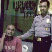 Konjen AS Dihebohkan Pria Minta Tandatangan Superman