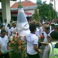 Warga Dukuh Pakis Gelar Sedekah Bumi