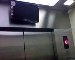 Lift DPR yang Pernah Anjlok Dipasangi TV