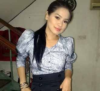 Titi Kamal Dibalut Rok Highwaist