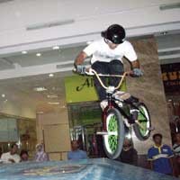 Serunya Nonton Atraksi Sepeda BMX 