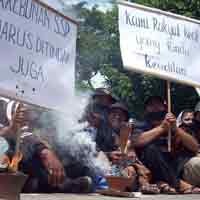 Tuntut Teman Dibebaskan, Warga Lereng Kelud Bakar Dupa