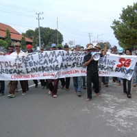 Tolak Perluasan Tambang Kapur, Ratusan Pesanggem Demo