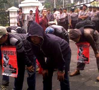 Aksi Nungging di Gedung Sate