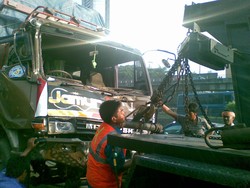 Truk Gandeng Muatan Jagung Terbalik di Tol Tomang