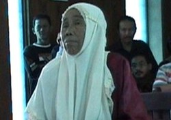  Nenek Minah Dihadiahi 5 Bibit Kakao oleh SBY