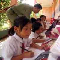 Siswa SD di Banyuwangi Terpaksa Belajar di Teras