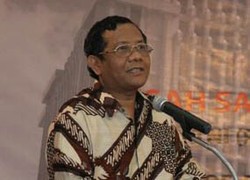 Mahfud Masih Pakai Mobil Camry