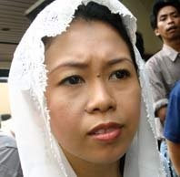 Jasad Gus Dur Dibawa Keluar, Yenny Lemas Di Kursi Roda