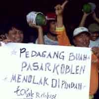 Tolak Direlokasi, Pedagang Pasar Buah Koblen Demo