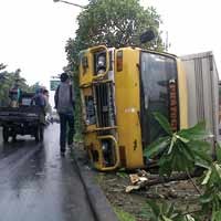Hindari Biker, Mobil Boks Terguling