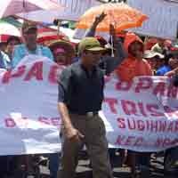 1.000 Warga Lereng Gunung Kelud Duduki Pengadilan
