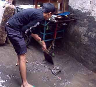 Usai Banjir, Warga Cikutra Bersihkan Lumpur