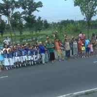 Warga Tampak Menahan Tangis Saat Mobil Jenazah Melintas 