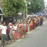 Jenazah Diberangkatkan ke Jombang, Warga Berjejer Sepanjang Jalan