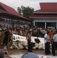 Pesawat Remuk, Pupuk Berserakan