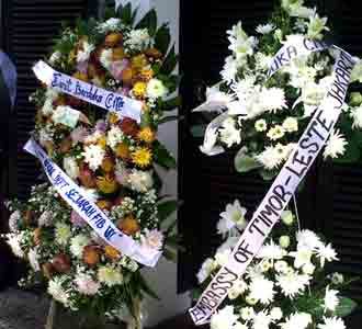 Karangan Bunga untuk Frans Seda