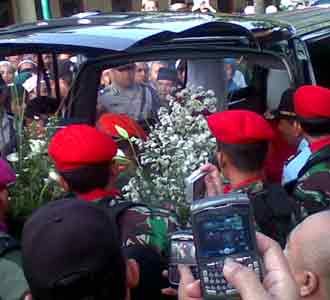 Jenazah Gus Dur Diberangkatkan Dari Rumah Duka