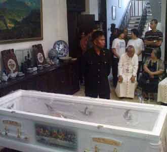 Jenazah Frans Seda Disemayamkan