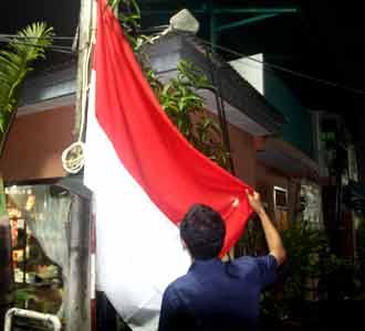 Bendera Setengah Tiang untuk Gus Dur